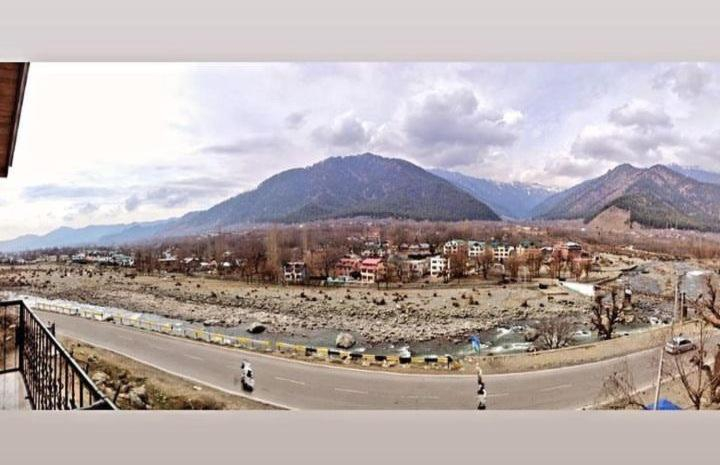 Others 3, Hotel castle rock, Anantnag