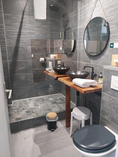 Bathroom 2, Logis Hotel Restaurant Les Capucins, Yonne