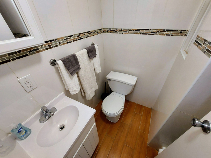 Bathroom 2, Comfortable Apartment with Kitchen and Work Station, New York