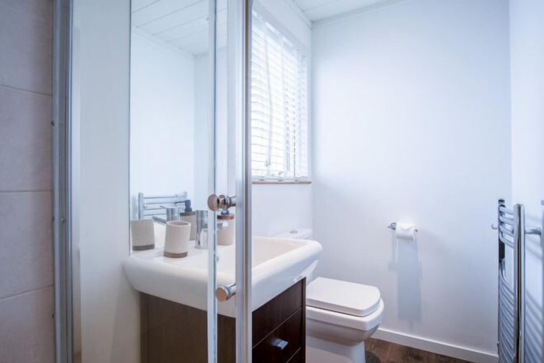 Room 3, Oakland Lodge - 2 Bedroom Lodge - Wisemans Bridge, Pembrokeshire
