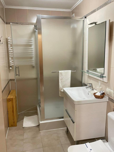 Bathroom 3, Georgiy, Skolivs'kyi