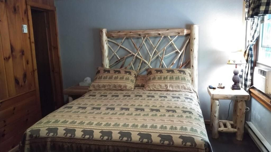 Room 4, Adirondack Diamont Point Lodge, Warren