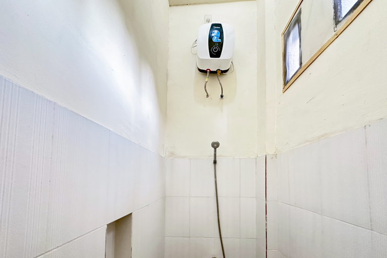 Bathroom 5, RedDoorz @ Golden Cempaka Medan, Medan