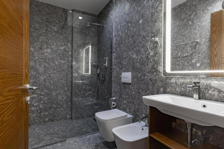 Bathroom 4, Hotel Center, Sarandës