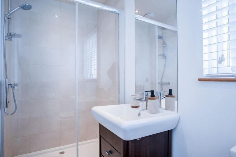 Room 5, Oakland Lodge - 2 Bedroom Lodge - Wisemans Bridge, Pembrokeshire