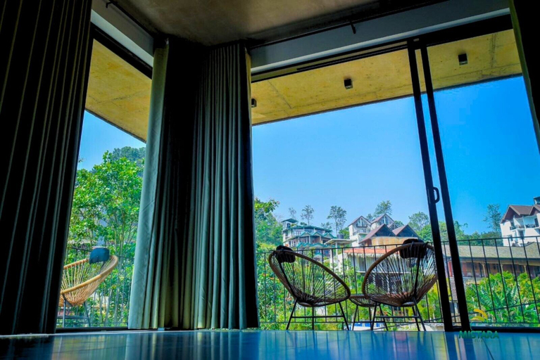 Interior 4, Mistara Ella, Ella