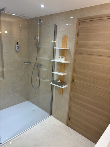 Bathroom 5, Résidence Carlton, Alpes-Maritimes