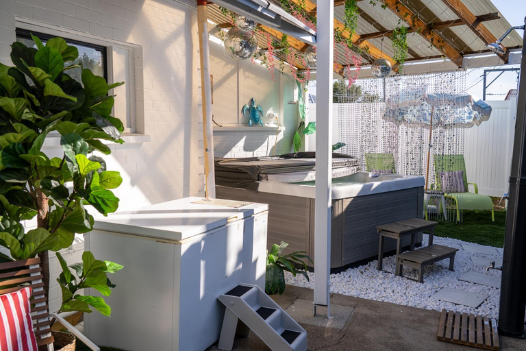 Others 5, Hot Tub, Ice Bath, Gym, Sauna, Pool Table Coorparoo Haven, Coorparoo