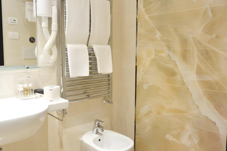 Bathroom 3, Hotel della Signoria, Florence