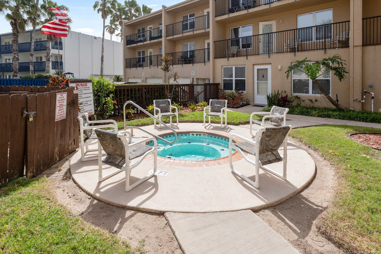 Room 4, Steps From Beach Condo With Pool and Hot Tub, Cameron