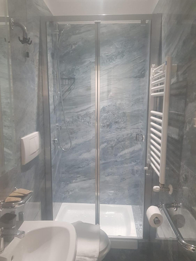 Bathroom 2, NiceToMeetYou, Rome