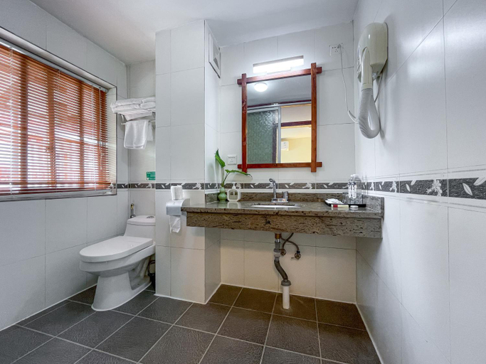 Bathroom 3, Yangshuo Snow Lion Riverside Resort, Guilin