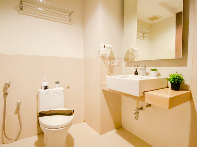Bathroom 2, Comfortable Studio at Bogor Icon Apartment By Travelio, Bogor