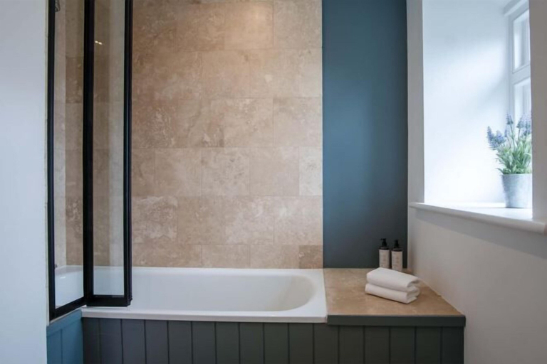 Room 2, The Granary - 3 Bed Barn Conversion - Llawhaden, Pembrokeshire