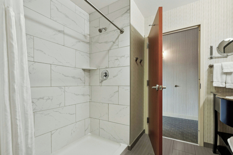 Bathroom 4, Hotel Warner, Chester