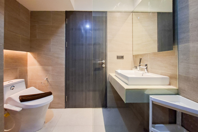 Bathroom 4, Cozy Studio Apartment Carstensz Residence By Travelio, South Tangerang