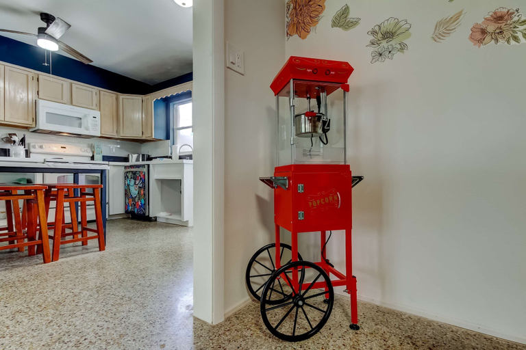 Room 4, Pet Friendly 2B Games BBQ - Walk to the Beach, Pinellas