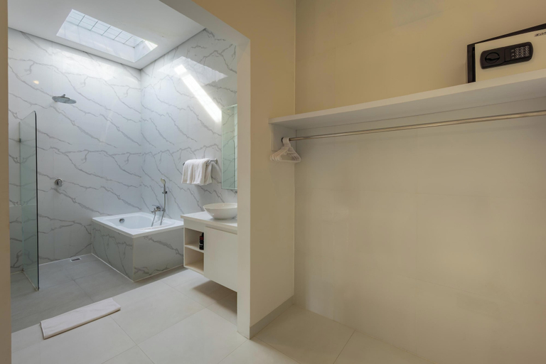 Bathroom 5, Love 1 Villa by Betterplace, Badung