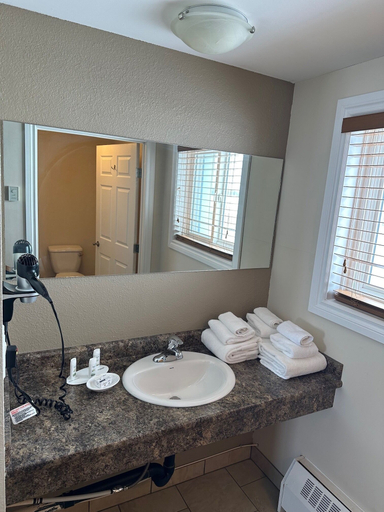 Bathroom 4, Super 8 by Wyndham Smoky Lake, Division No. 12