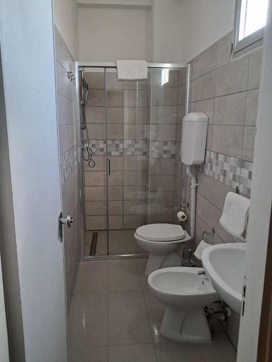 Bathroom 4, Hotel Jasmine, Rimini