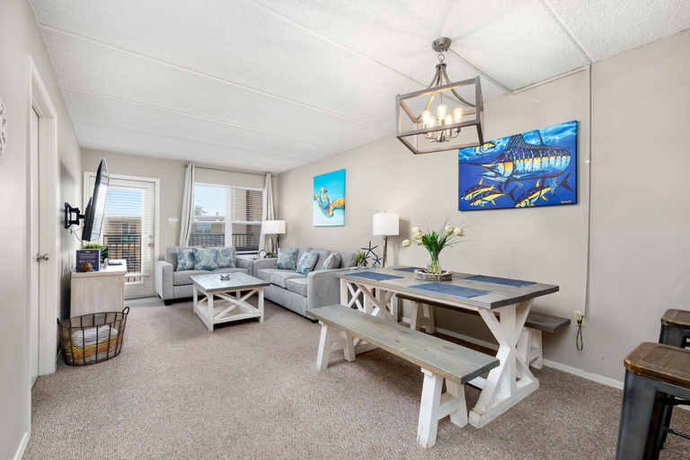 Room 1, Steps From Beach Condo With Pool and Hot Tub, Cameron