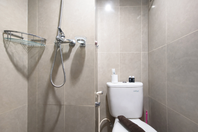Bathroom 4, Cozy 2BR Apartment Grand Asia Afrika By Travelio, Bandung