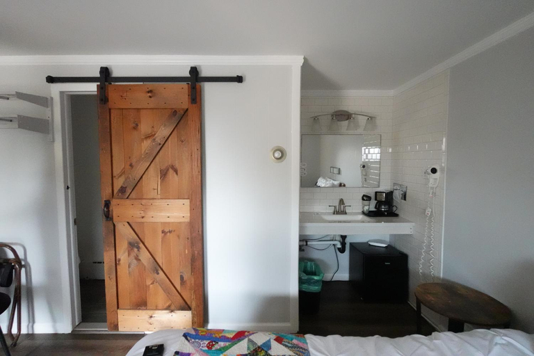 Bedroom 1, Lake Harmony Inn, Carbon