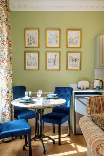 Dining 3, Stunning 1 Bedroom Flat in Central Bath, Bath and North East Somerset
