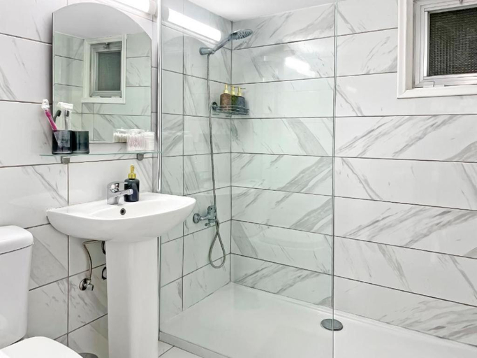 Bathroom 2, Sea View 1BR With Pool Access, Larnaca