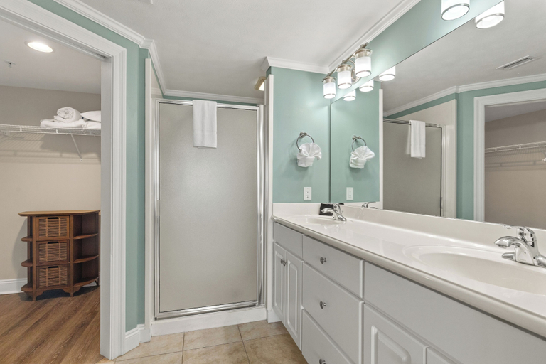 Bathroom 3, Treasure Island 1009, Bay