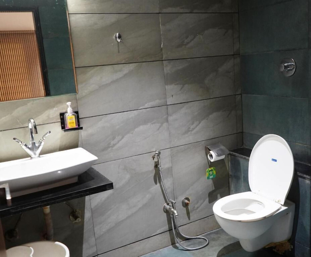 Bathroom 5, Stay10 Luxury Service Apartment, Indore