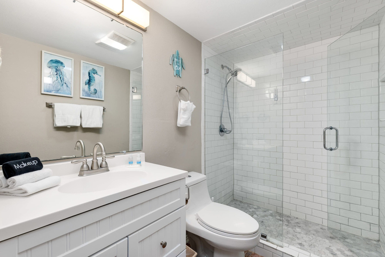 Room 5, Steps From Beach Condo With Pool and Hot Tub, Cameron