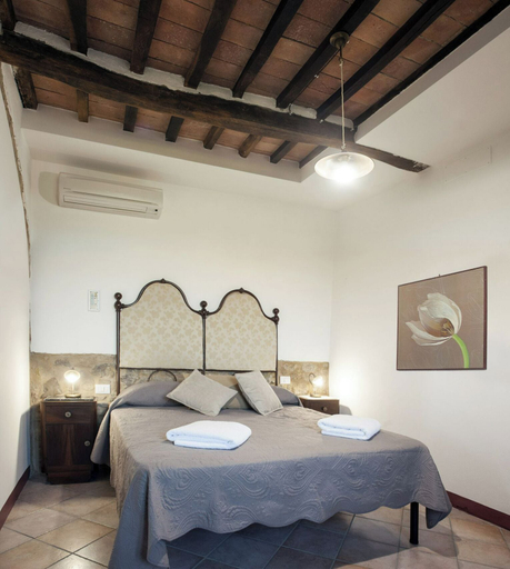 Room 2, Paterno 402 in San Gimignano, Siena