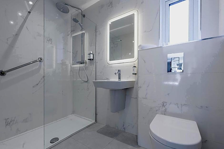 Bathroom 2, Grand Hotel Tralee