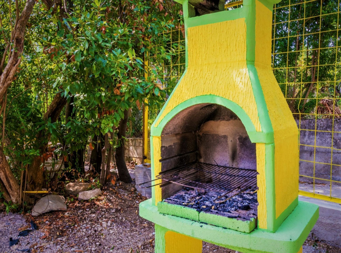 BBQ/picnic area, Nirvana Apartments & Auto Camp