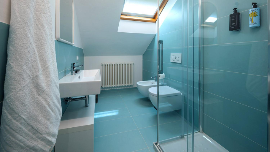 Bathroom 2, Villa Scultura Seaview, Udine