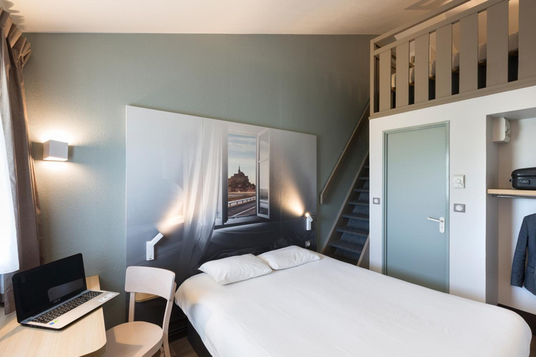 Bedroom 2, B&B HOTEL AVRANCHES Baie du Mont St-Michel, Manche