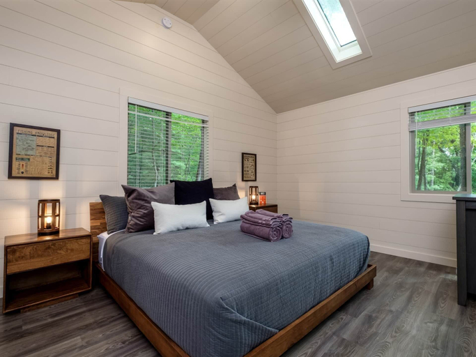 Bedroom 2, Couples Glamping Cabin - Bed & Bear, Transylvania