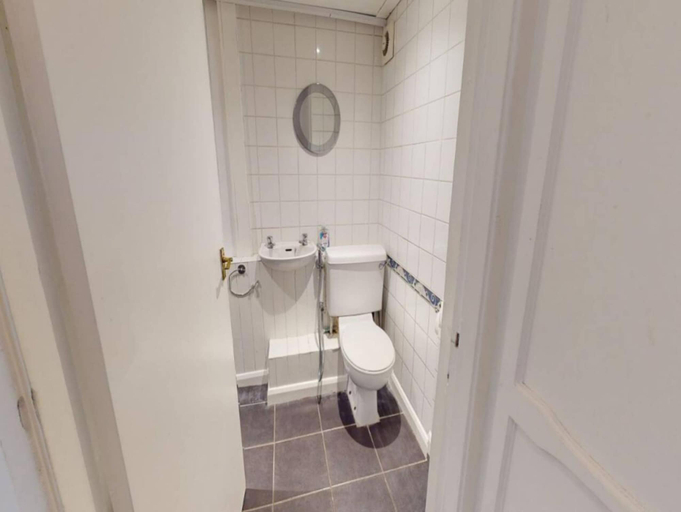 Room 2, Comfort Stay Slough 3BR Home for Groups Families, Slough