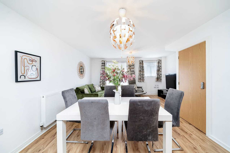 Room 4, Charming 2-bedroom House in Northfleet, Kent