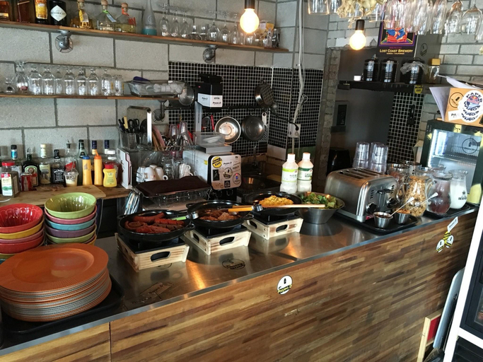 Food & Drinks 5, 96 Bunz Traveller S Lodge, Jung