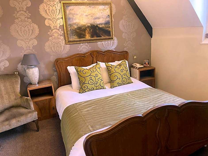 Bedroom 5, Saracen's Head Hotel, Northamptonshire