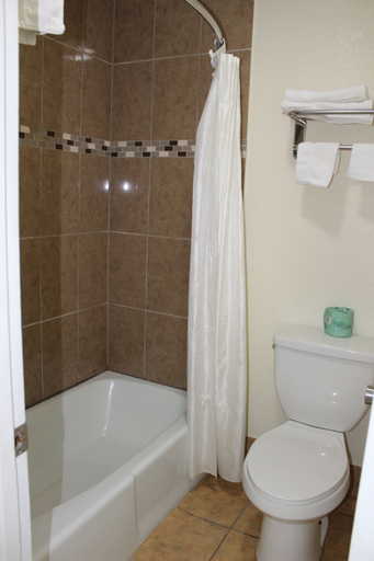 Bathroom 3, EverGreen Inn & RV, Winn