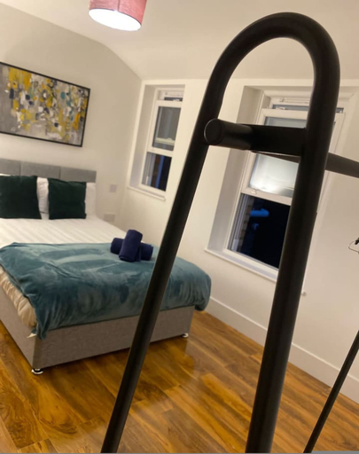 Room 5, Stylish 2BR Serviced Apartment in Bedford Centre 4, Bedfordshire
