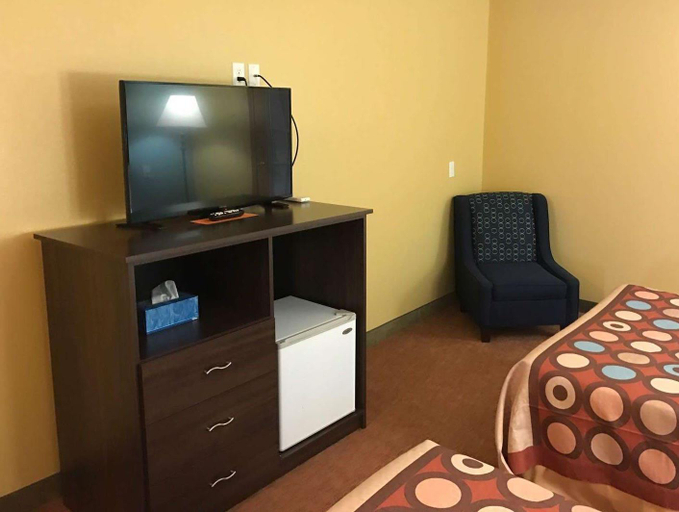 Bedroom 5, Super 8 by Wyndham Plover Stevens Point Area, Portage