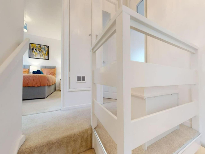 Room 4, Comfort Stay Slough 3BR Home for Groups Families, Slough
