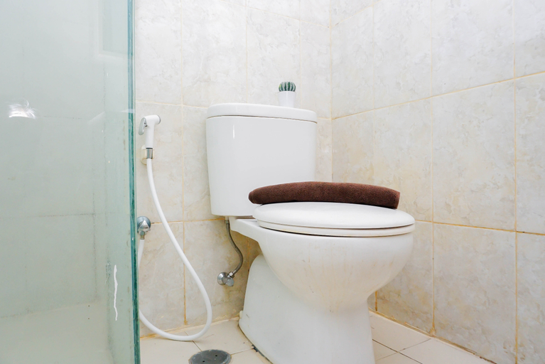 Bathroom 5, 2 Pax Neat Studio at Tamansari The Hive Apartment By Travelio, East Jakarta