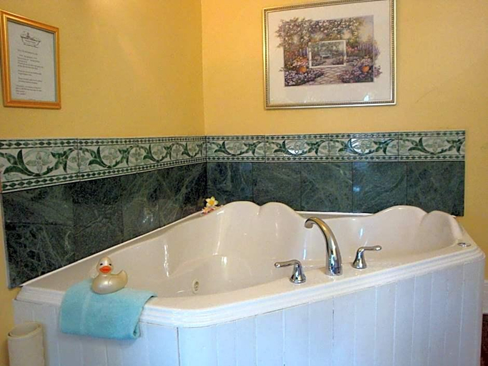 Bathroom 4, A Moment In Time, Niagara