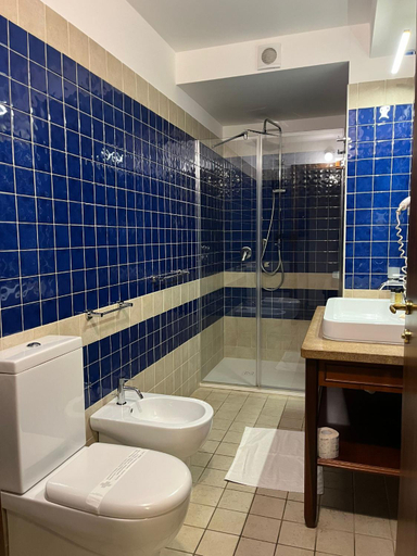 Bathroom 5, Badiula, Syracuse
