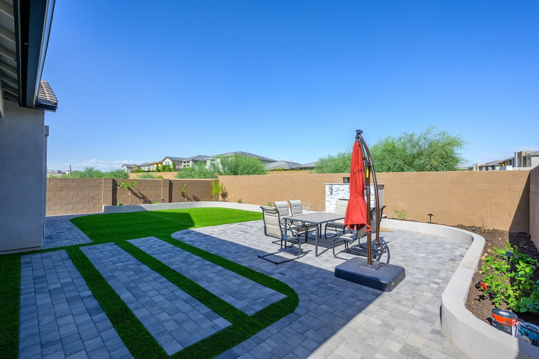 Outdoor dining 3, Casa Tierra 3 Bedroom Home, Maricopa